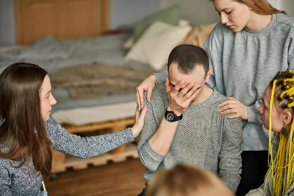 Giovane si vergogna di ammettere che è dipendente dall'alcol — Foto Stock