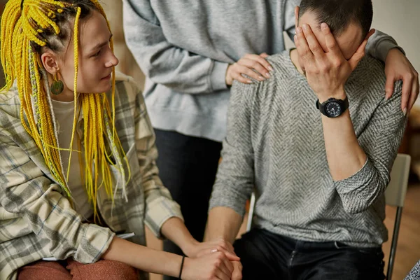 Unga medlemmar i anonyma alkoholistklubbar delar med sig av sina erfarenheter — Stockfoto