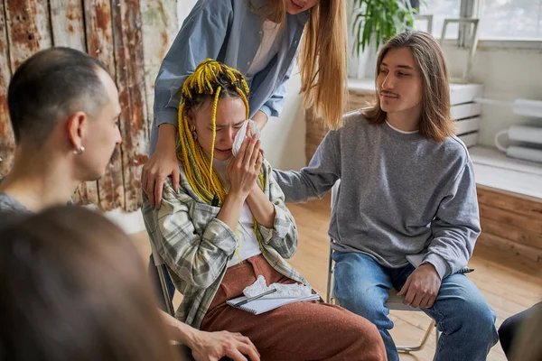 Junge Frau weint vor Hoffnungslosigkeit — Stockfoto