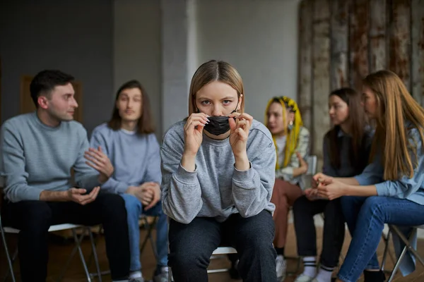 女性はCOVID-19身に着けているマスクから身を守る — ストック写真