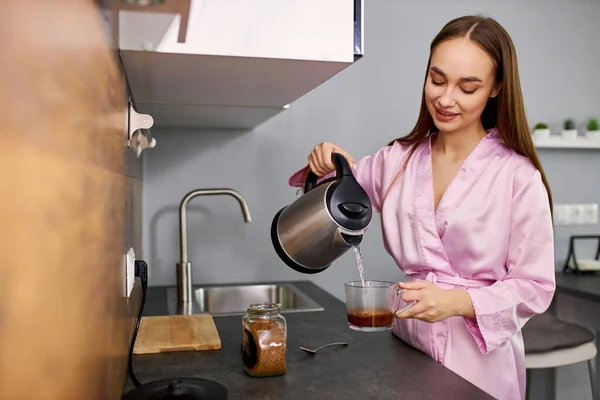 아침 식사로 커피를 끓이는 여성 — 스톡 사진