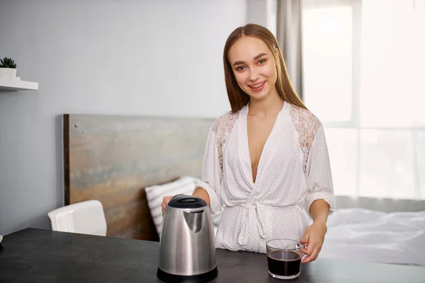 Portrait de belle femme allant boire du café le matin — Photo