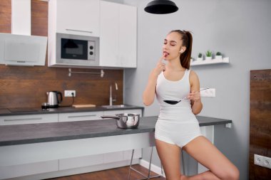 Evdeki mutfakta çok güzel bir kadın var.