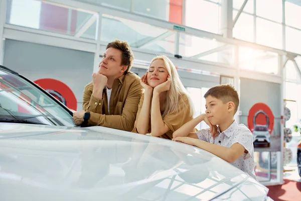 Bela família caucasiana sonho com carro novo juntos — Fotografia de Stock