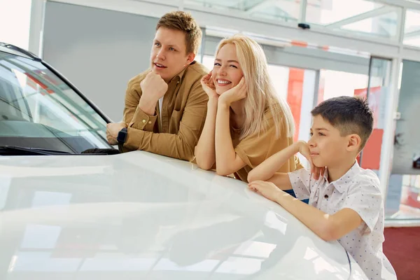 Güzel beyaz aile rüyası birlikte yeni bir araba. — Stok fotoğraf