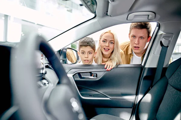 Surpresa chocado família olhar dentro do carro — Fotografia de Stock