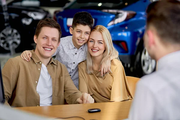 Bela família feliz obter chaves por seu carro novo — Fotografia de Stock