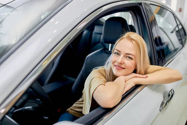 Quem me dera ter um sonho de mulher de carro, querer comprar um carro. — Fotografia de Stock