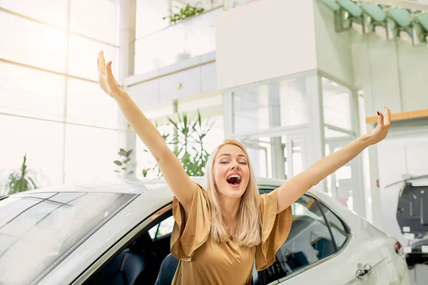 Mulher caucasiana feliz em seu carro novo — Fotografia de Stock