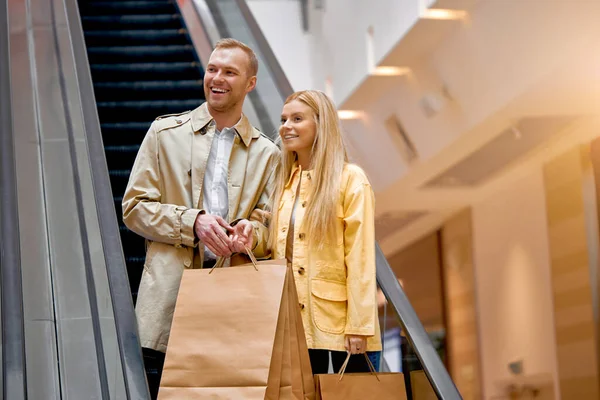 Glimlachend paar gelukkig na het winkelen — Stockfoto