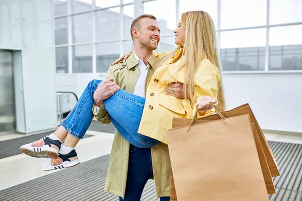 Joven hermosa pareja después de ir de compras — Foto de Stock