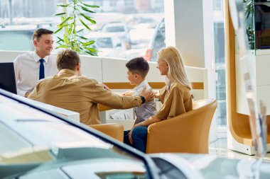 Yardımcı danışman masadaki müşterilerle konuşsun.