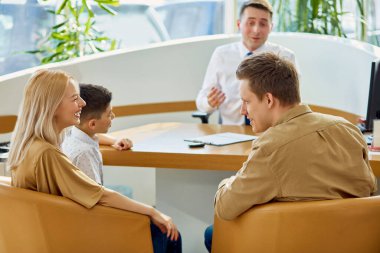 Yardımcı danışman masadaki müşterilerle konuşsun.