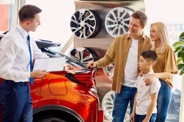 Ebeveynleri yeni otomobil seçen çocuk