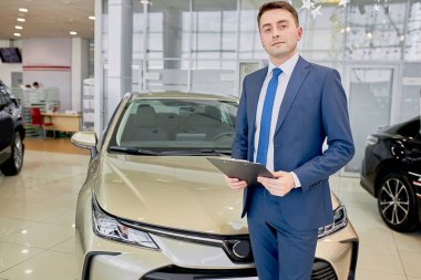 İş yerinde kendine güvenen araba satıcısı