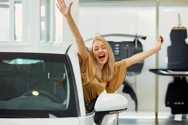 Alegre mulher feliz comprou um carro — Fotografia de Stock