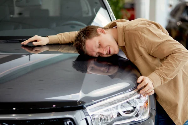Handsome caucasian guy leaned on new auto — Stock Photo, Image