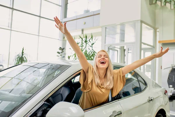 Loira caucasiana fêmea quer este carro — Fotografia de Stock