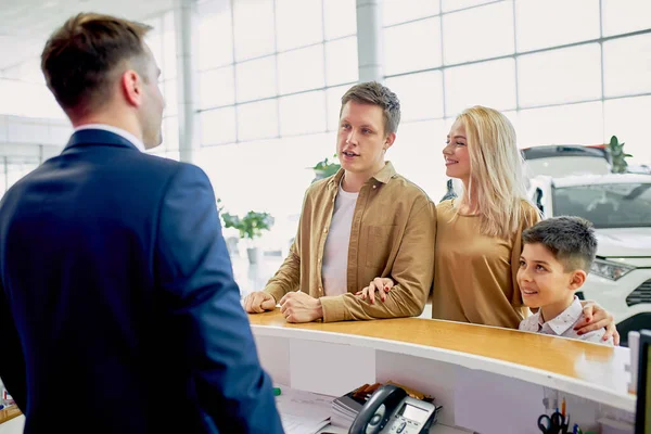 I am glad to see you here. pleasant staff of dealership talk to customers — Stock Photo, Image
