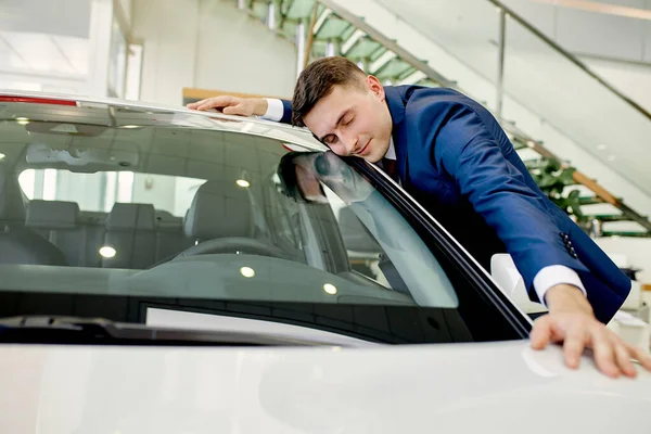 Jovem homem de negócios caucasiano sonho com carro novo na concessionária — Fotografia de Stock