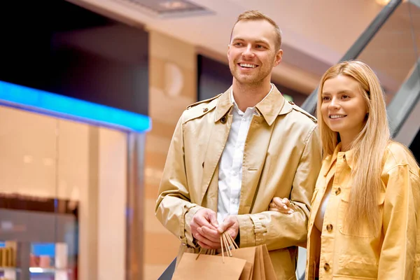 Snygg par promenader i köpcentret — Stockfoto