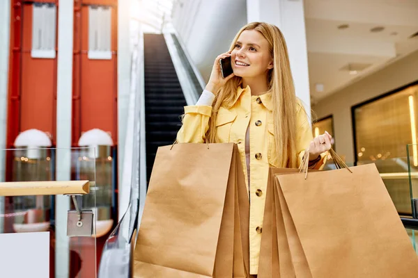 Dobře vypadající žena mluvit po telefonu po nakupování — Stock fotografie
