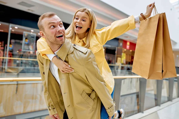 这对快乐的夫妇在购物中心玩得很开心 — 图库照片