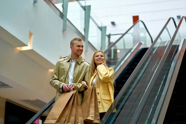 在商场的自动扶梯上，一对漂亮的已婚夫妇 — 图库照片