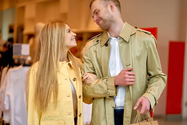 Pareja elegante entrar en la tienda con descuentos —  Fotos de Stock