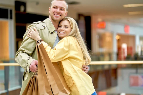 Молодая красивая пара наслаждаться покупками вместе — стоковое фото