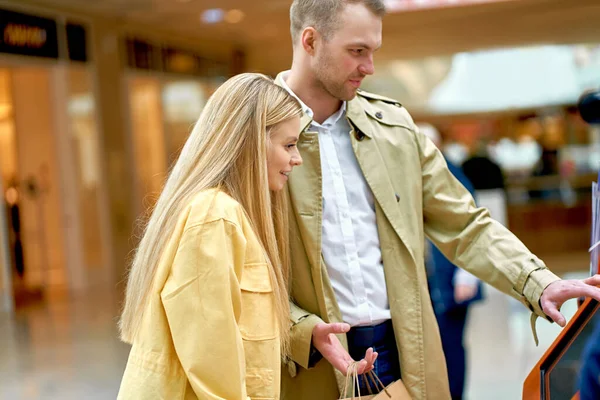 Пара ищет конкретный магазин в торговом центре — стоковое фото