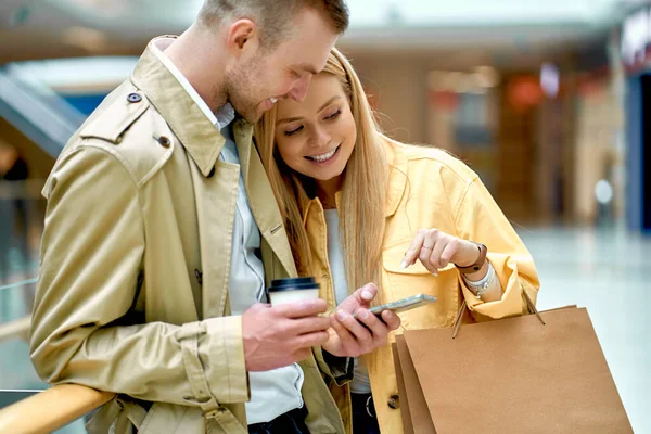 Hermosa pareja divertirse, disfrutar del tiempo después de ir de compras —  Fotos de Stock