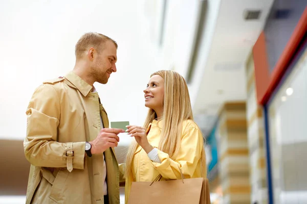 Knappe aardige man geef credit card aan vrouw — Stockfoto