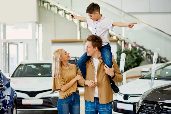 Família tornou-se proprietários de carro novo na concessionária — Fotografia de Stock