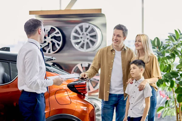 Säker säljare representerar nya auto för kunder — Stockfoto