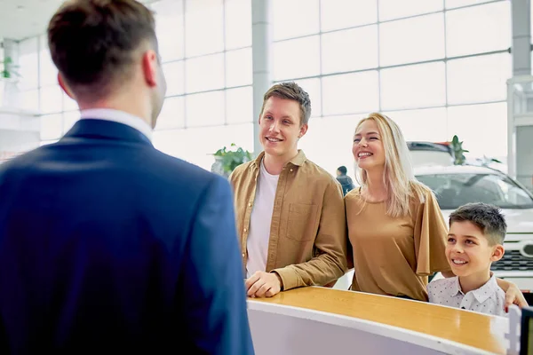 Confiante bom vendedor falar com os clientes — Fotografia de Stock