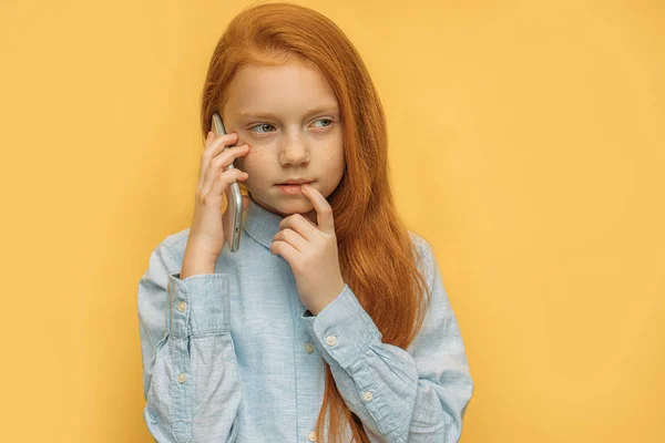 Pequeña chica caucásica hablando por teléfono, aislado — Foto de Stock