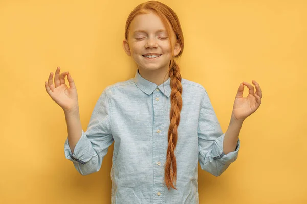 Gelukkig Kaukasisch meisje leidt een gezonde levensstijl — Stockfoto