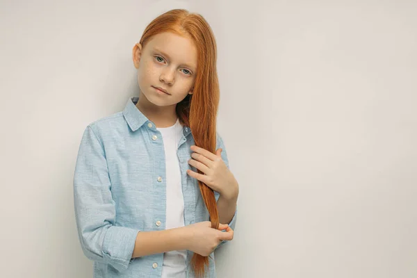 Portrait de caucasienne fille avec de longs cheveux rouges — Photo