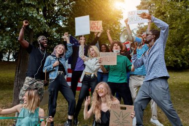 Sokaklarda marihuananın yasallaşmasını protesto