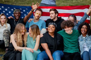 Amerikan çok ırklı insanları birbirleriyle uyum içinde yaşarlar.