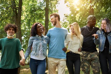 Güzel hoşgörülü melez insanlar dostluğun bir ırkı olmadığını göstermek için bir araya geldiler.