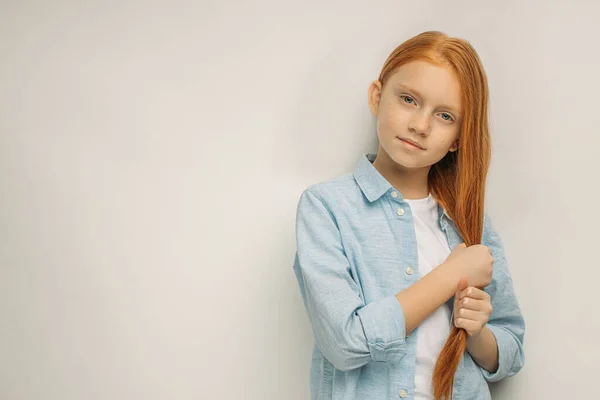 Retrato de chica atractiva con pelo largo y rojo — Foto de Stock