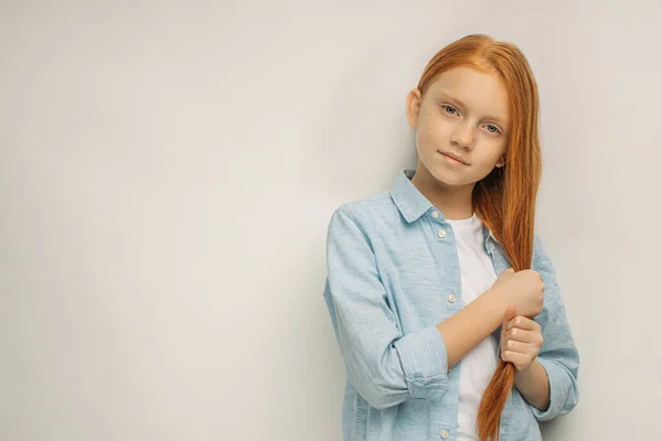 Portrait de jolie fille aux longs cheveux roux — Photo