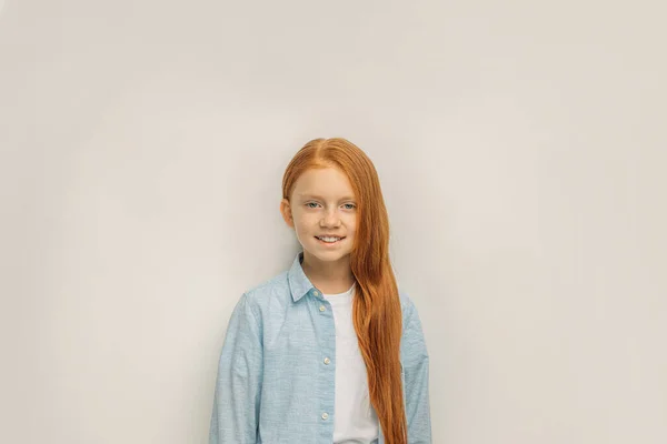 빨간 머리를 가진 긍정적 인 미소를 짓는 아이 — 스톡 사진