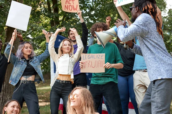 Blandad ras människor protesterar till stöd för narkotika legalisering — Stockfoto