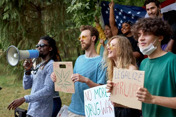 Demonstration som kräver legalisering av marijuana och förändringar i narkotikapolitiken — Stockfoto