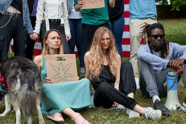Jóvenes con un cartel protestando contra las leyes contra el consumo de marihuana — Foto de Stock