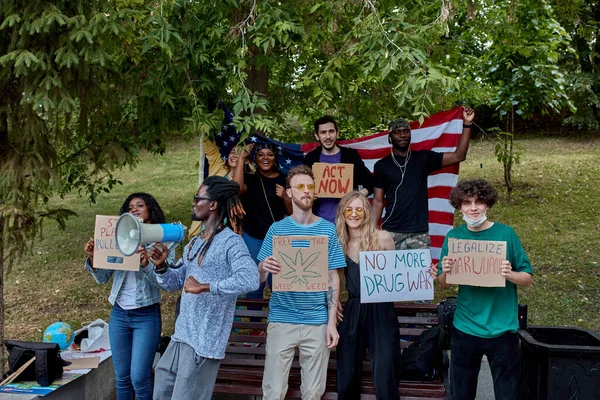 Protestas contra la marihuana es un manifiesto del movimiento global que lucha por un enfoque racional hacia la planta de cáñamo — Foto de Stock