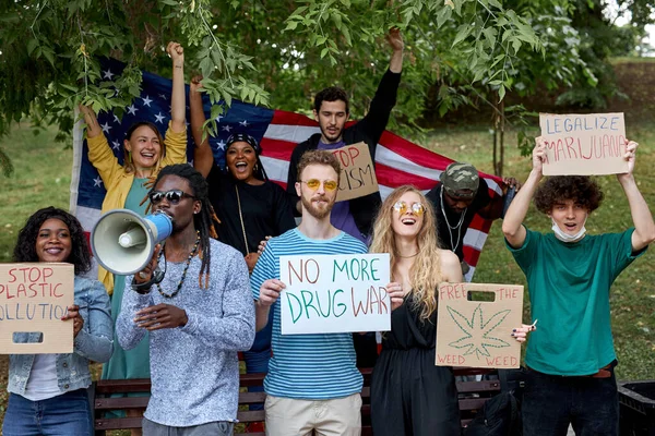 Jóvenes estadounidenses que mantienen legalizada la marihuana ahora protestan por la legalización de la marihuana medicinal — Foto de Stock